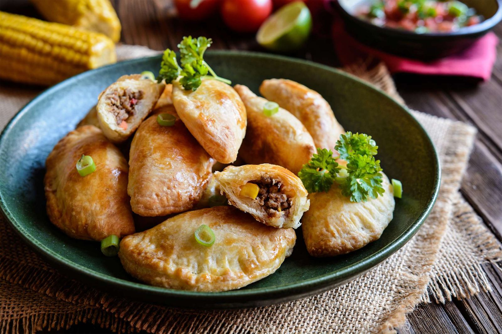 Trung b&igrave;nh trong 1 chiếc b&aacute;nh gối c&oacute; lượng calo khoảng 196 kcal
